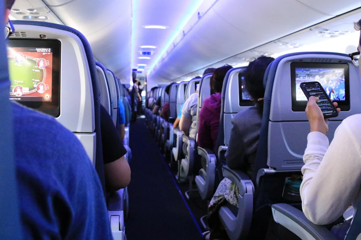 Aircraft Cabin Ceiling Collapse After Tyre Failure: What the Footage Reveals