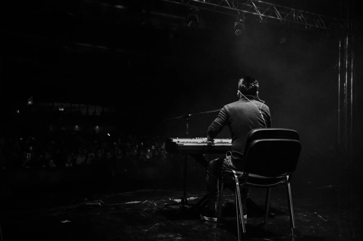 James Bay at Wembley After an Ankle Injury: What the Wheelchair Moment Reveals About Touring