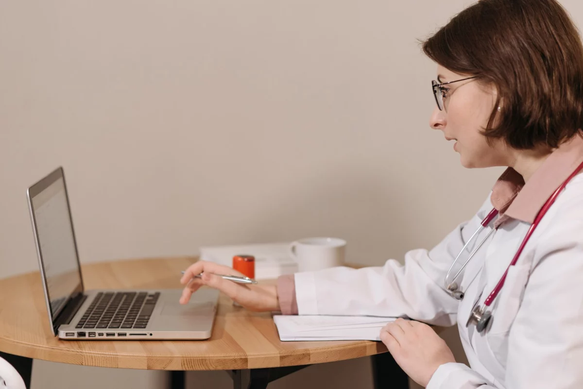 Medical Schools Turn to Earlier EHR and Ambient AI Training to Prepare Students for Residency
