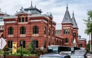 Smithsonian Secretary Stepping Down as History Debate Intensifies