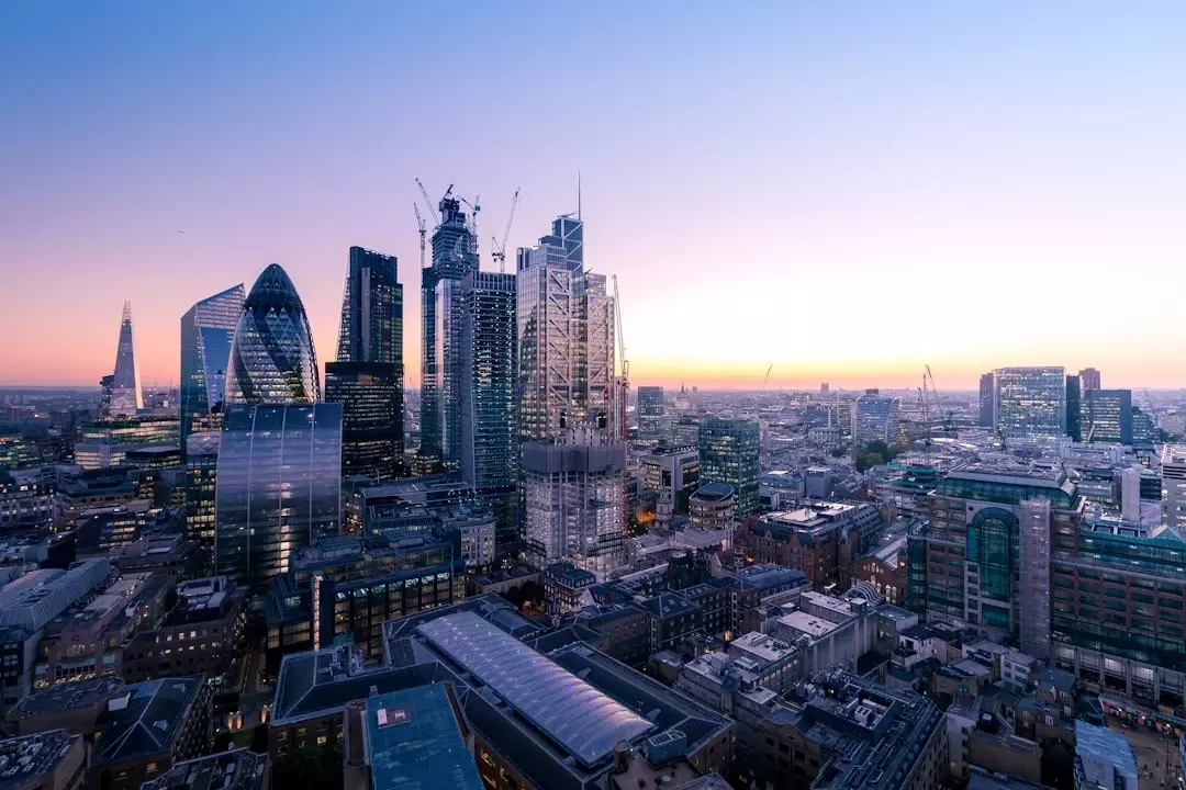 UK Economy Grows by 0.4% in July as AI Investment Lifts Services
