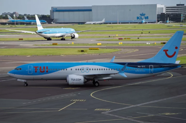 flydubai Fleet Expansion: 100-Aircraft Milestone and Cabin Retrofit Programme