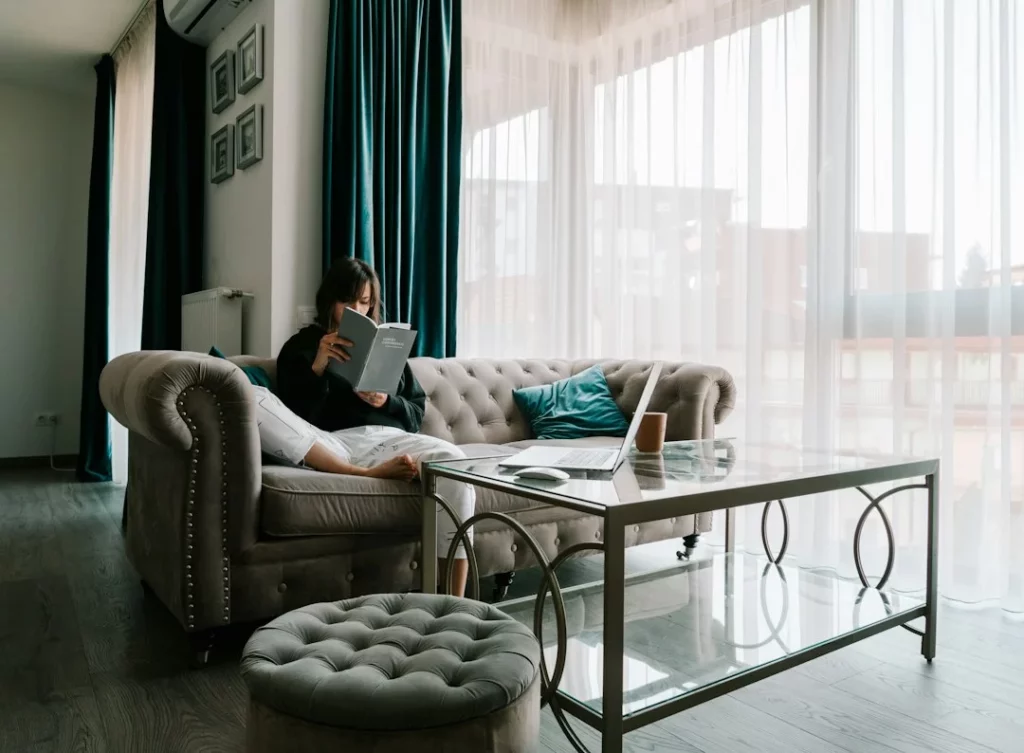 Best Time to Find Freebies Online: How Timing Cuts the Cost of Furnishing a Home