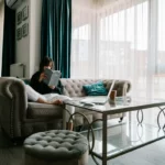Best Time to Find Freebies Online: How Timing Cuts the Cost of Furnishing a Home