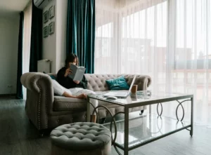 Best Time to Find Freebies Online: How Timing Cuts the Cost of Furnishing a Home